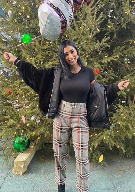 Sasha Kalra estrella porno desnuda archivo