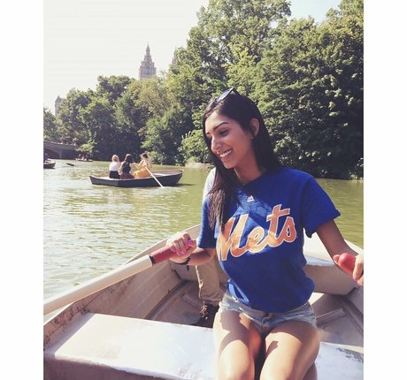 Sasha Kalra actriz de alta calidad galerías