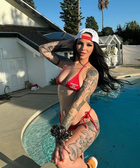 TattedMillf model hot pictures