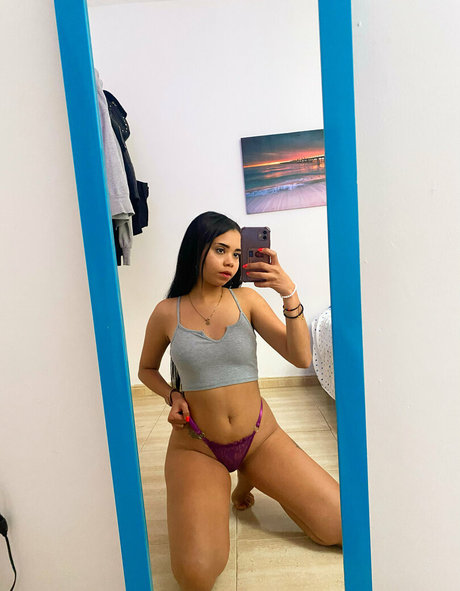 stefaniaqos naked model pics