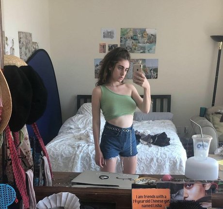 Rachel Sennott estrella atractiva archivo