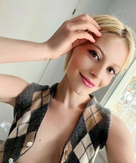 elisenextdoor actrice nue photos