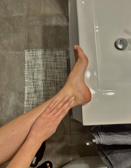 clomaj nude star photos