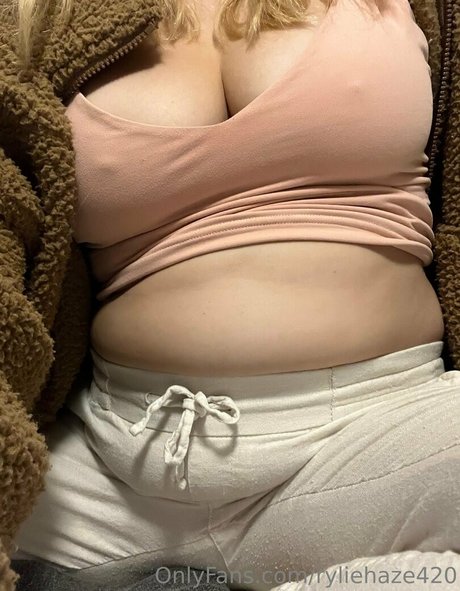 ryliehazefeedee pornstar art pic