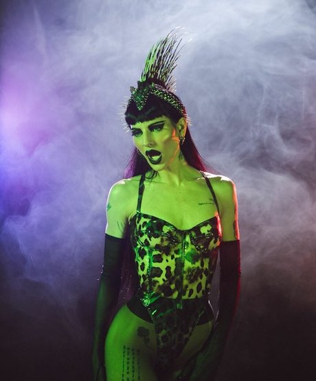 Lilith Czar estrella del arte galería