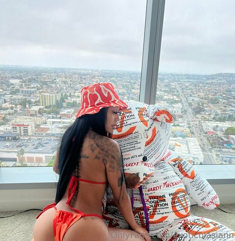 exoticblasiann model hd pic