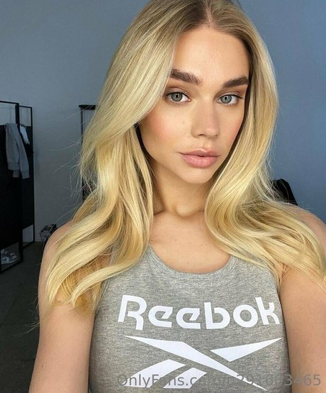 uwetpeach model naked image