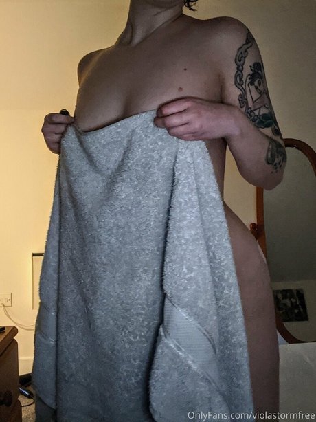 violastormfree actriz erótica foto