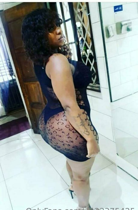 thicknbustybabefree modelo sexy foto