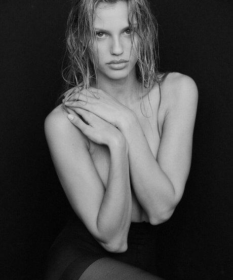 Nibar Madar model pretty pictures