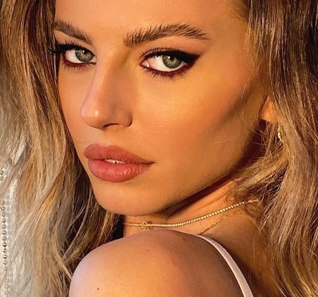 Eliana Jones modèle nu img