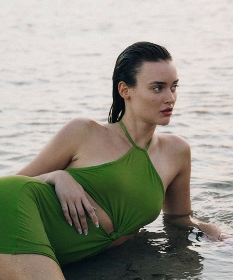 Karin Simanovski nude model photos