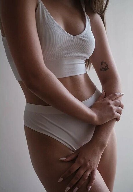 Nemmy Horin star du porno sympa des photos