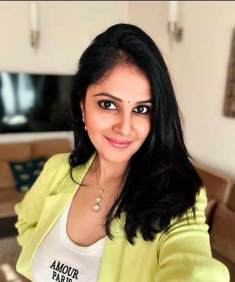 Damini Arora modelo superior fotos