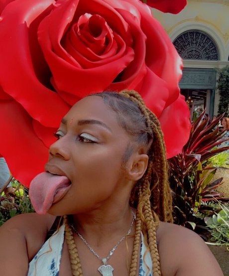 Long Tongue Fetish modelo desnudo galerías