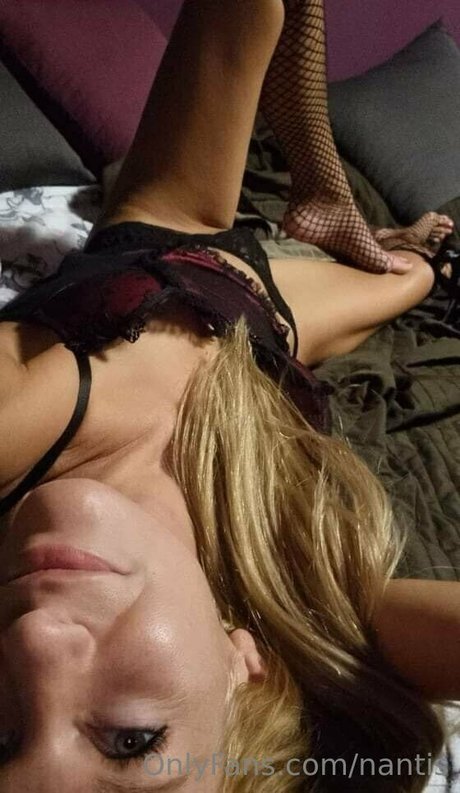 nantis hermosa modelo archivo