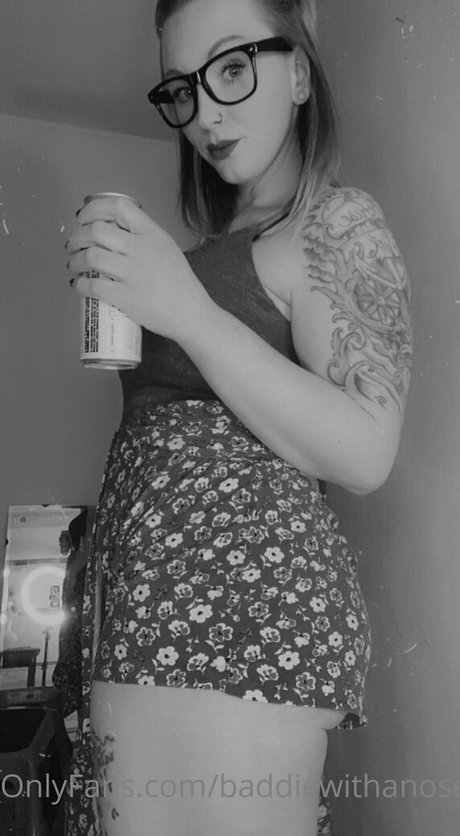 baddiewithanosering estrella atractiva imágenes