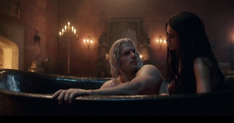 Anya Chalotra actrice de nus archive