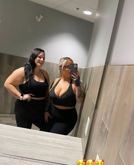 Lilly Alcorn estrella porno atractiva galería