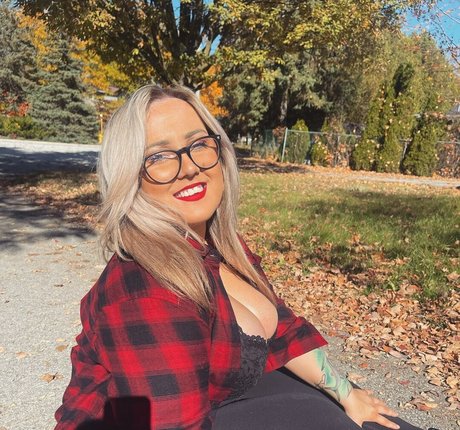 Lilly Alcorn arte modelo galerías