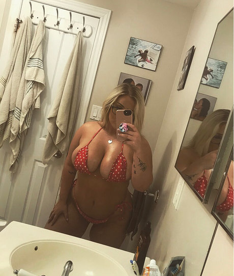 Lilly Alcorn modèles nus des photos