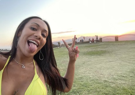 thatonegirlmikeyvlogs belle actrice galeries