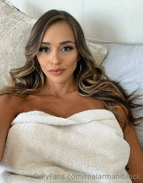 realarmaniblack modelo desnuda foto