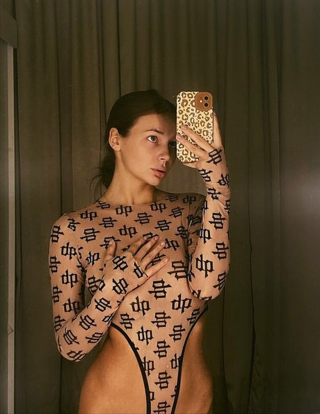 yaadashulya estrella pornografica imagen