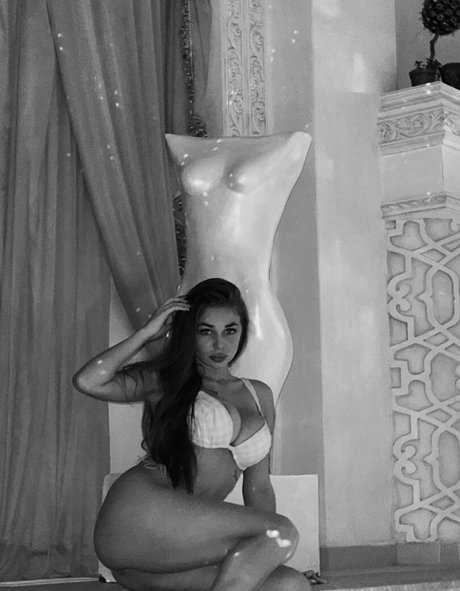 yaadashulya étoile érotique photos