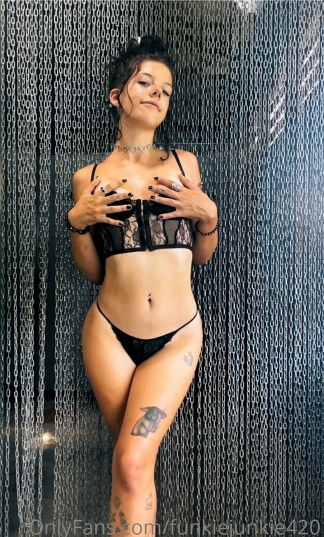 Meg Reillly model art photo