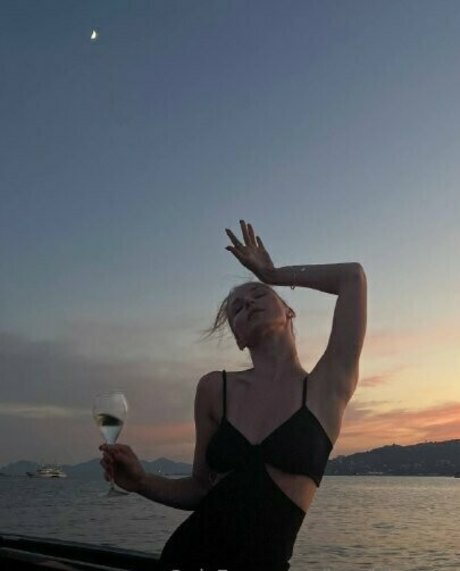 karen tang modèle gratuit archive