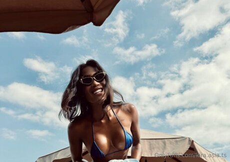 kira asia ts modelo adulto foto