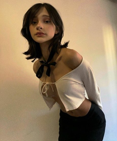 Maxima Sahar model nude photos