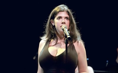 Emily Helen Barry haut modèle img