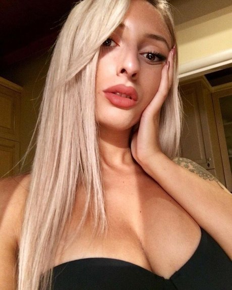 Nicla Moccia estrella de alta calidad imagen