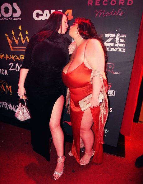 Busty Klara modèle sexy galeries