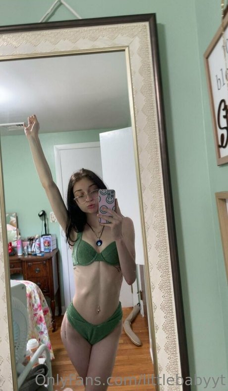 littlebabyyt modèle de sexe photo