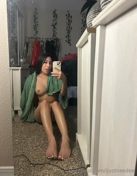 ijustneedee modelo caliente foto