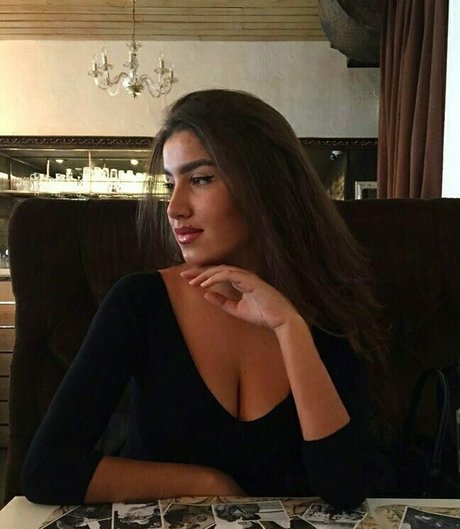 Valeriia Simavonian jolie star du porno photos