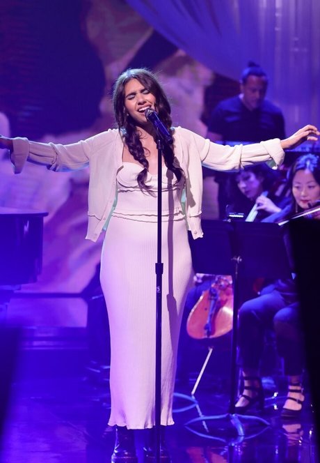 Alessia Cara modelo sexual imágenes