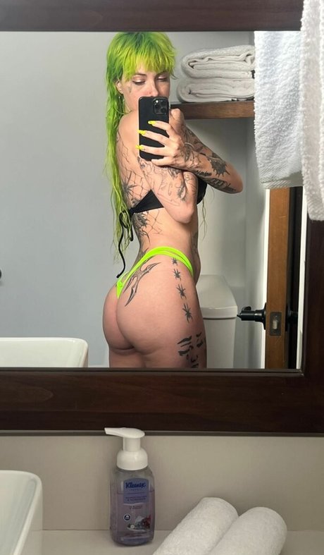 Avalon Valore nude model photo