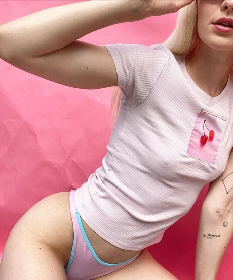 Arvida Bystrom étoile chaude archive