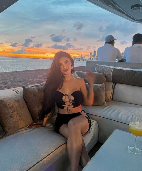 Ece Ozbdk étoile parfaite des photos