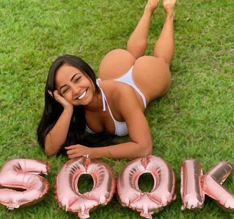 Flavia Oliveira modelo erótico imágenes