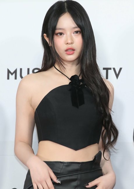 Hanni Pham étoile adulte galeries