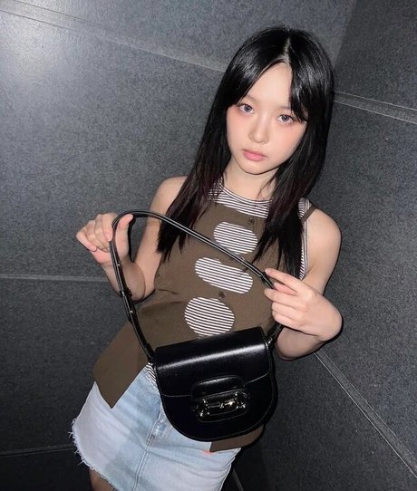 Hanni Pham estrella desnuda imagen