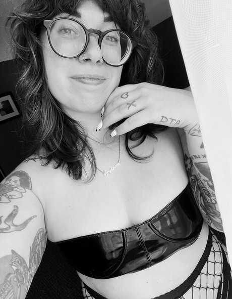 Stepstool Sarah modèle érotique galeries