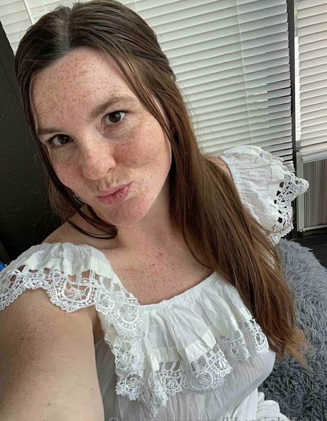 lilymichifree model adult image