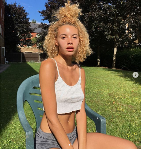 Lara never laura modèle des photos