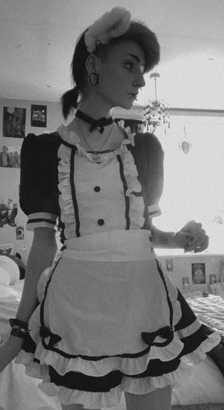 _Bat Brookes_ pretty model img